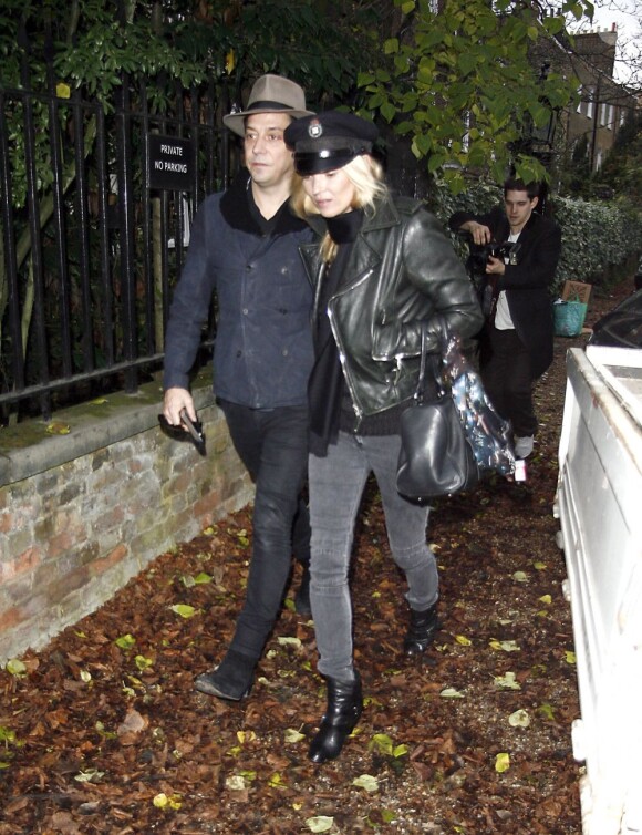 Kate Moss et Jamie Hince dans les rues de Londres pour aller inspecter les travaux de leur nouvelle maison. Le 23 novembre 2011