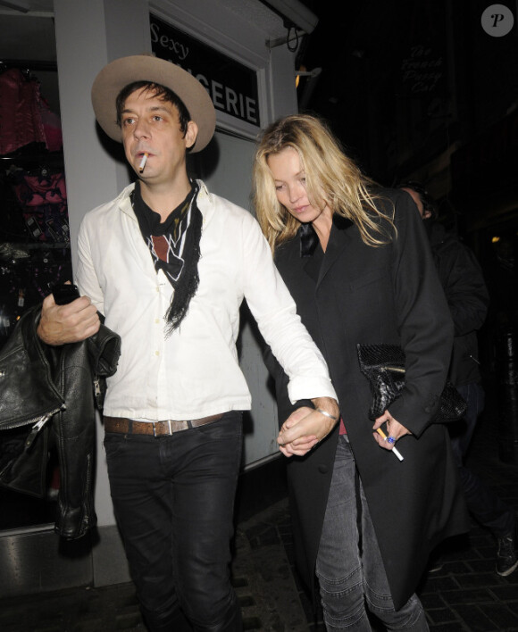 Kate Moss et son mari Jamie Hince à la sortie d'un club le 23 novembre 2011