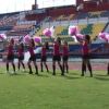 Certaines candidates jouent les pom-pom girls pendant que d'autres jouent au foot contre l'équipe masculine de Cancun au Mexique à l'occasion du tournage d'une petite fiction