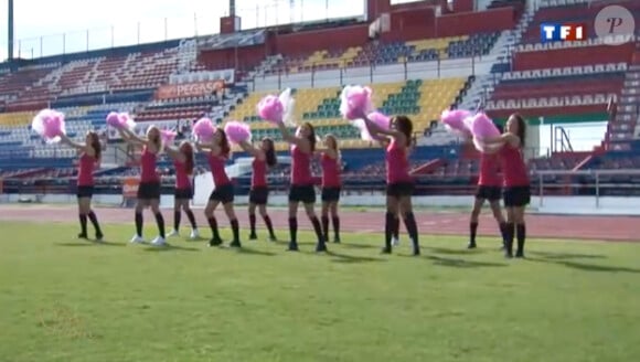 Certaines candidates jouent les pom-pom girls pendant que d'autres jouent au foot contre l'équipe masculine de Cancun au Mexique à l'occasion du tournage d'une petite fiction