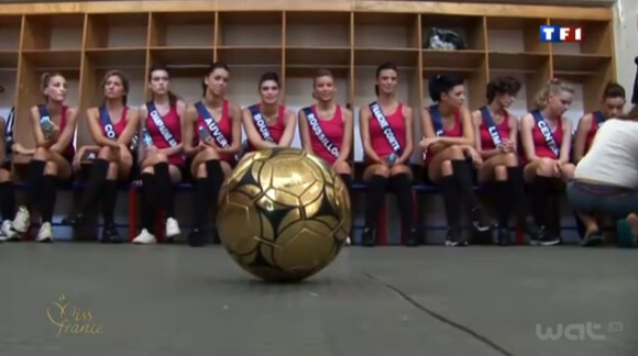 Les 33 candidates en lice pour le titre de Miss France 2012 jouent au foot contre l'équipe masculine de Cancun au Mexique à l'occasion du tournage d'une petite fiction