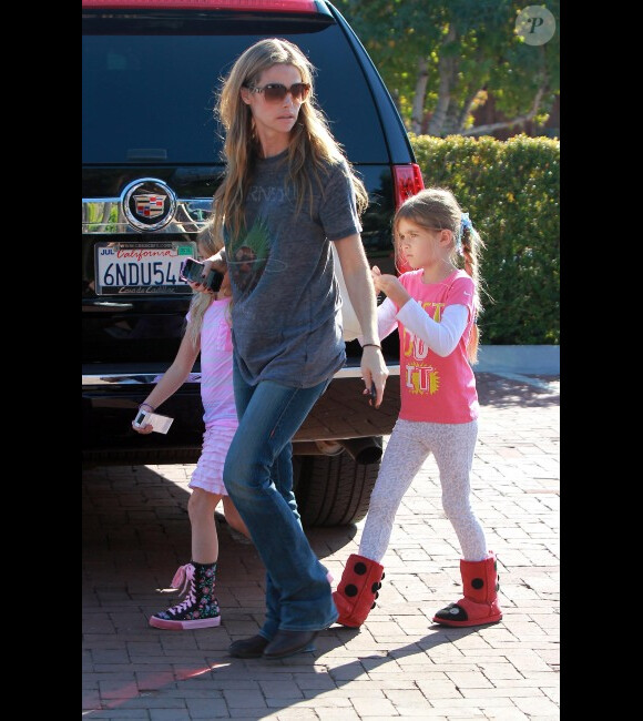 Denise Richards fait du shopping avec ses deux adorables filles, Sam et Lola, à Malibu, le 23 novembre 2011