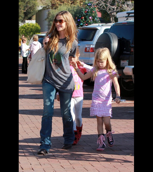 Denise Richards fait du shopping lors d'une journée ensoleillée avec ses deux filles, Sam et Lola, à Malibu, le 23 novembre 2011