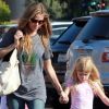 Denise Richards, décontractée, fait du shopping avec ses deux filles, Sam et Lola, à Malibu, le 23 novembre 2011