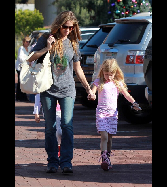 Denise Richards, décontractée, fait du shopping avec ses deux filles, Sam et Lola, à Malibu, le 23 novembre 2011