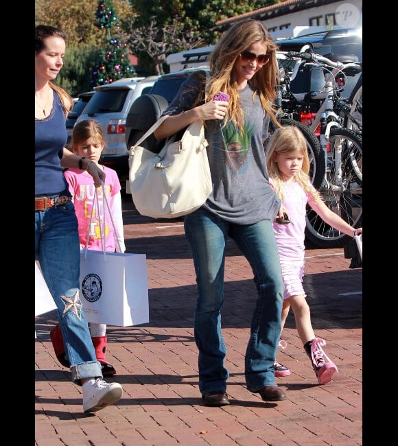Denise Richards, tout sourire fait du shopping avec ses deux filles, Sam et Lola, à Malibu, le 23 novembre 2011