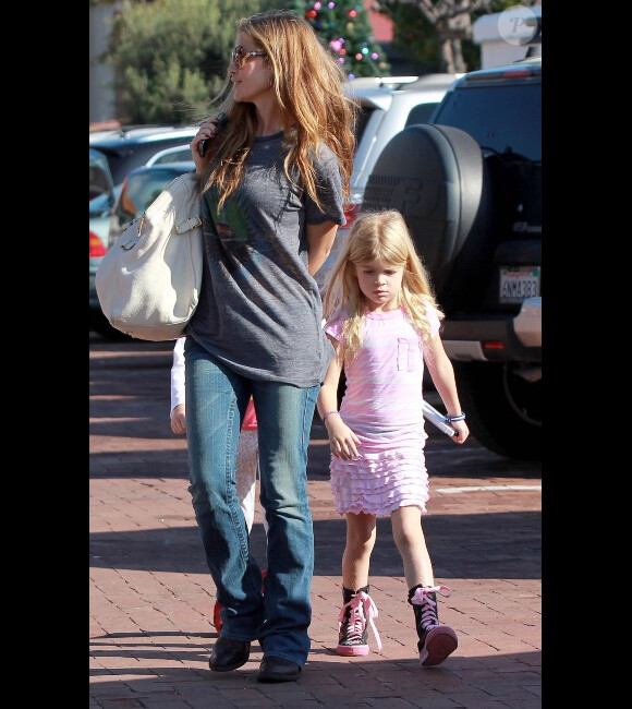 Denise Richards fait du shopping avec ses deux filles, Sam et Lola, à Malibu, le 23 novembre 2011