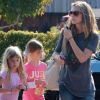 Denise Richards fait du shopping avec ses deux filles, Sam et Lola, à Malibu, le 23 novembre 2011
