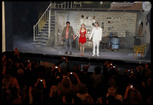 Exclu : Johnny Hallyday, Audrey Dana et Julien Cottereau lors de la dernière du Paradis sur Terre au Théâtre Édouard-VII à Paris, le 19 novembre 2011.