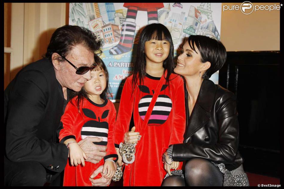 Johnny et Laeticia Hallyday entourent leurs adorables Jade et Joy, à Paris, le 6 novembre 2011.