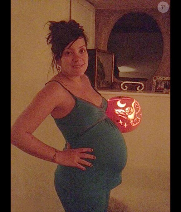 Photo personnelle de Lily Allen enceinte de son premier bébé le soir d'Halloween