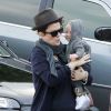 Pink : son amie s'occuper de porter son bébé Willow à la sortie d'un restaurant de Los Angeles le 18 novembre 2011