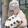 Pink laisse son amie s'occuper de son bébé Willow et préfère, elle, porter un polochon à la sortie d'un restaurant de Los Angeles le 18 novembre 2011