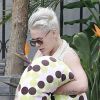 Pink laisse son amie s'occuper de son bébé Willow et préfère, elle, porter un polochon à la sortie d'un restaurant de Los Angeles le 18 novembre 2011
