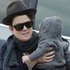 Pink : son amie s'occuper de porter son bébé Willow à la sortie d'un restaurant de Los Angeles le 18 novembre 2011