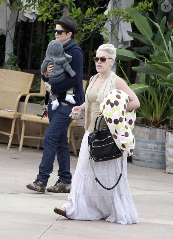 Pink, son bébé Willow, et une amie sortent d'un restaurant de Los Angeles le 18 novembre 2011