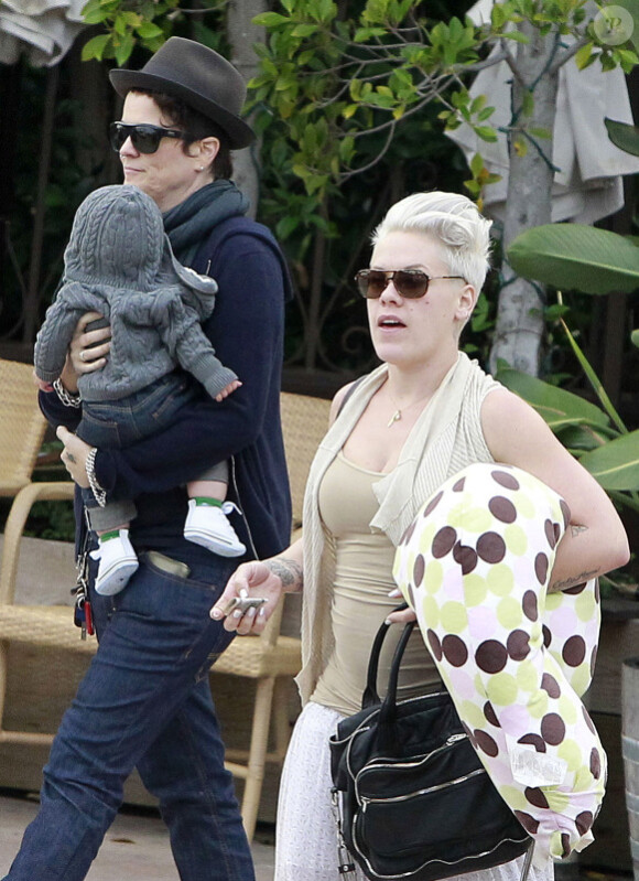 Pink, son bébé Willow, et une amie sortent d'un restaurant de Los Angeles le 18 novembre 2011