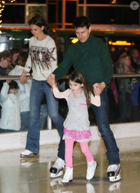 Tom Cruise, Katie Holmes et leur fille Suri Cruise s'éclatent à la patinoire à Pittsburgh le 19 novembre 2011
