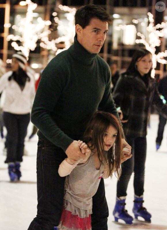 Tom Cruise apprend à son adorable Suri Cruise à patiner devant Katie Holme à la patinoire à Pittsburgh le 19 novembre 2011