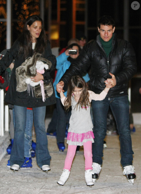 Tom Cruise, Katie Holmes et leur fille Suri Cruise s'éclatent à la patinoire à Pittsburgh le 19 novembre 2011