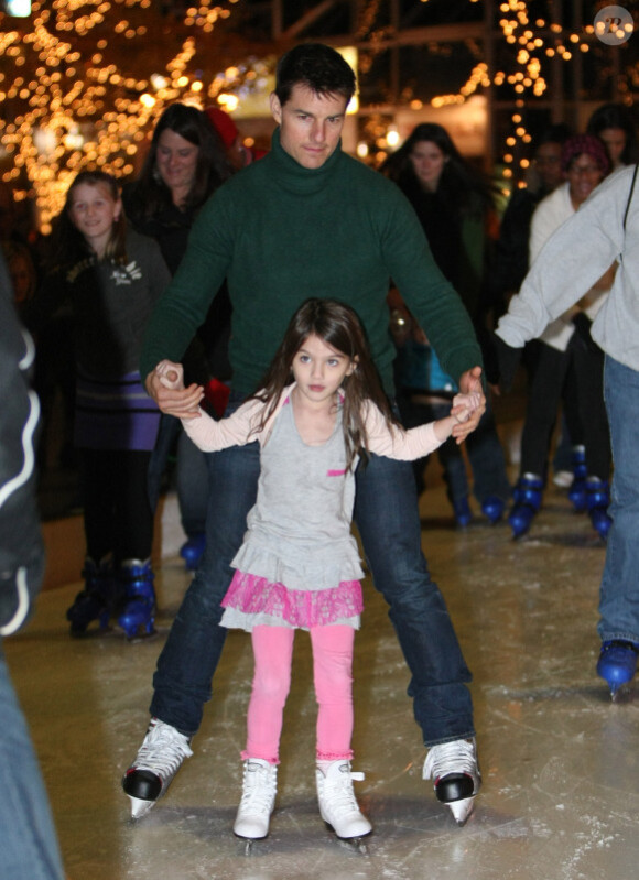 Tom Cruise apprend à son adorable Suri Cruise à patiner devant Katie Holme à la patinoire à Pittsburgh le 19 novembre 2011