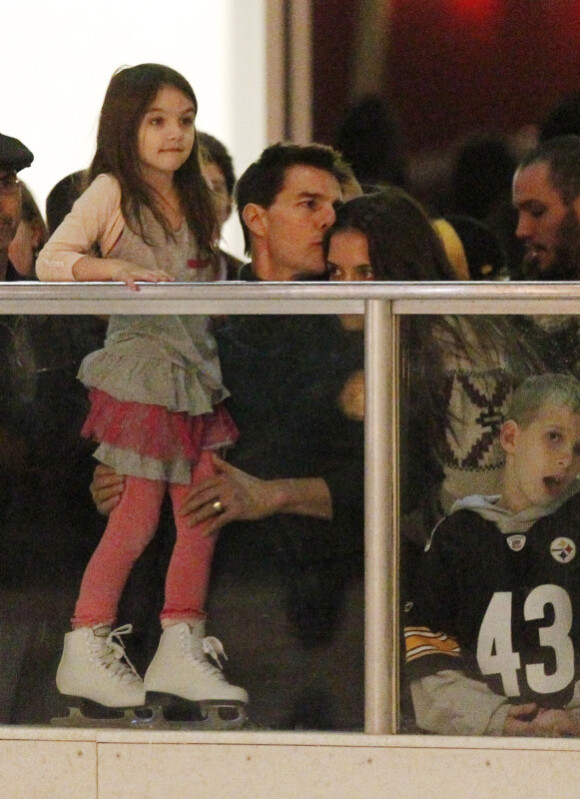 Tom Cruise, Katie Holmes et leur fille Suri Cruise : moment de complicité en famille à la patinoire à Pittsburgh le 19 novembre 2011