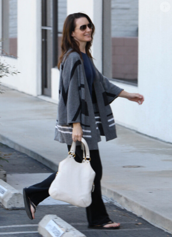 C'est vêtu d'un poncho et d'une paire de claquettes que Kristin Davis s'est rendue à sa séance d'acupuncture. Los Angeles, le 26 novembre 2011.