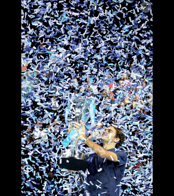Nouveau trophée pour Roger Federer, vainqueur de la finale du Masters de Londres face à Jo-Wilfried Tsonga le 27 novembre 2011 à Londres