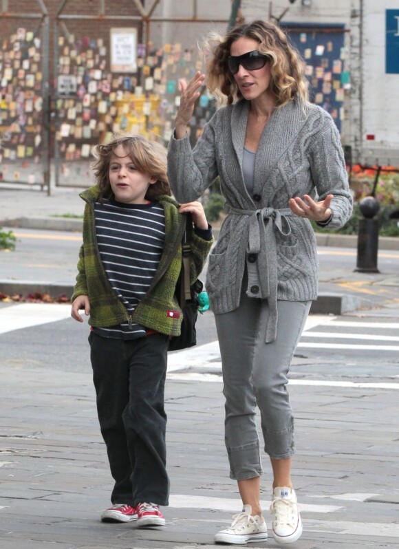 Sarah Jessica Parker et son fils James sur le chemin de l'école dans les rues de New York le 28 novembre 2011