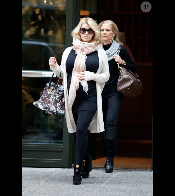 Jessica Simpson, très enceinte, quitte son hôtel à New York, le mardi 29 novembre 2011.