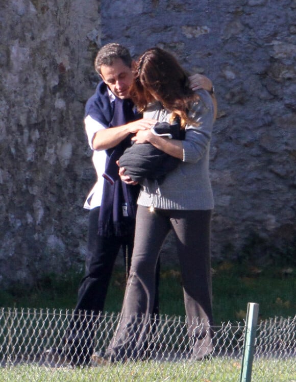 Nicolas Sarkozy et Carla Bruni-Sarkozy avec leur enfant Giulia le 31 octobre 2011 dans le parc du château de Versailles