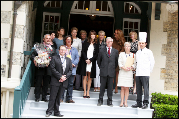 Carla Bruni-Sarkozy et les conjoints des chefs d'Etat lors du sommet du G8 de Deauville en mai 2011