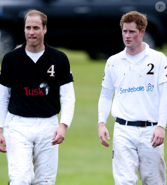 Le prince William et le prince Harry le 12 juin 2011 à SunningHill après un match de polo