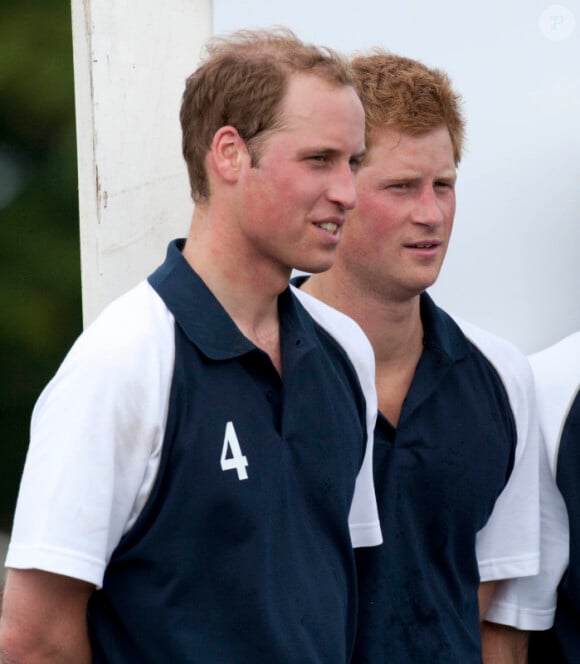 Le prince Harry et le prince William le 11 juillet 2010 à Tetbury