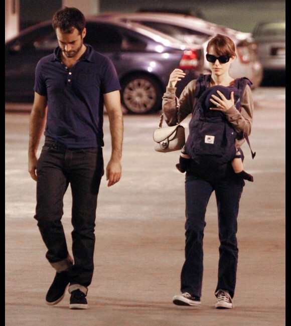 Natalie Portman, son fiancé Benjamin Millepied et leur fils Aleph à Los Angeles le 30 novembre 2011