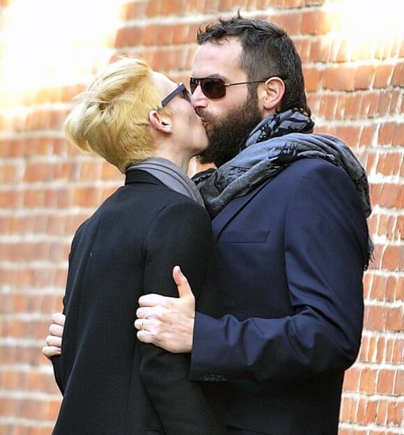 Tilda Swinton et Sandro Kopp dans les rues de New York, le 30 novembre 2011.