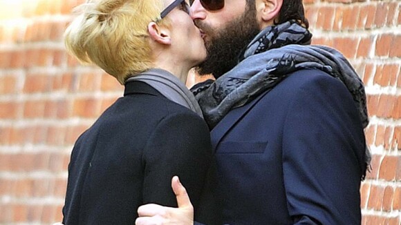 Tilda Swinton et son amoureux : incapables de résister à ce fougueux baiser