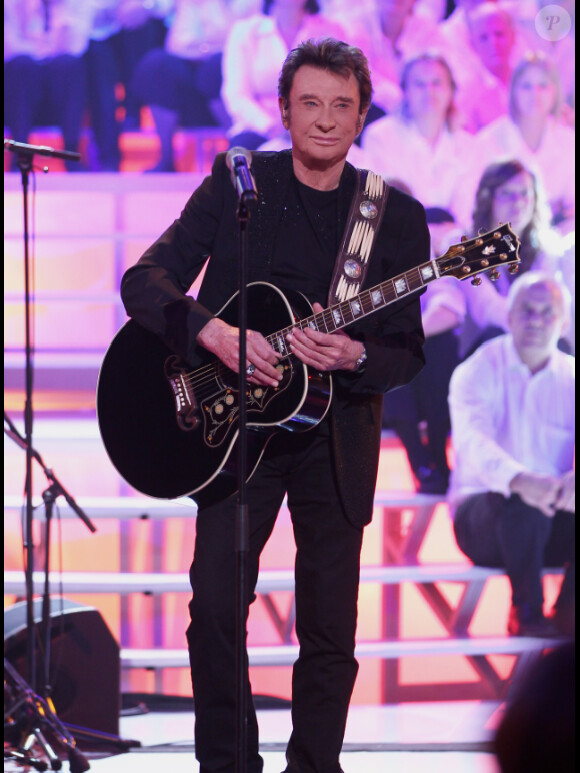 Johnny Hallyday sur le tournage de l'émission 500 Choristes ensemble, en novembre 2011 à Paris.