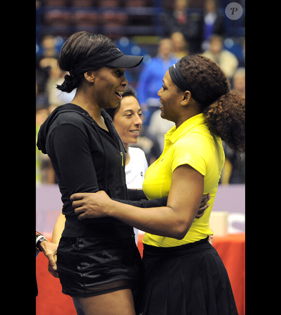Serena et Venus Williams heureuse d'avoir pu une nouvelle dois joueur ensemble le 4 décembre 2011 à Milan