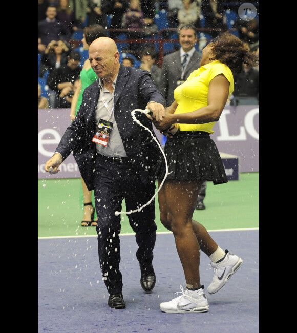 Serena Williams, prise par surprise par le champagne  le 4 décembre 2011 à Milan