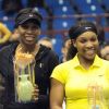 Serena et Venus Williams ont reçu un petit trophée pour leur participation au Bog Challegne le 4 décembre 2011 à Milan