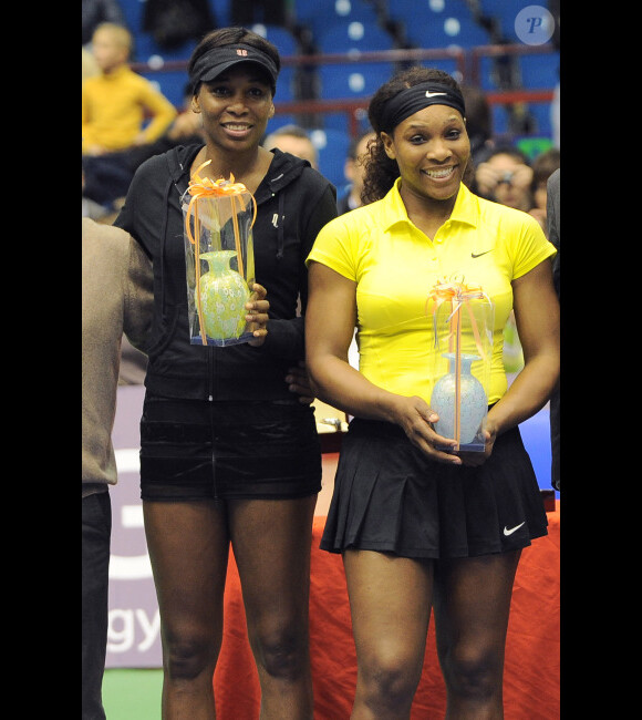 Serena et Venus Williams ont reçu un petit trophée pour leur participation au Bog Challegne le 4 décembre 2011 à Milan