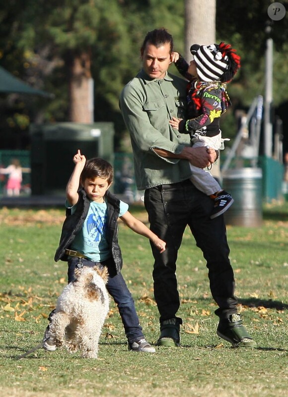 Gwen Stefani en famille, avec son mari Gavin Rossdale et leurs fils Kingston et Zuma, à Los Angeles le 4 décembre 2011