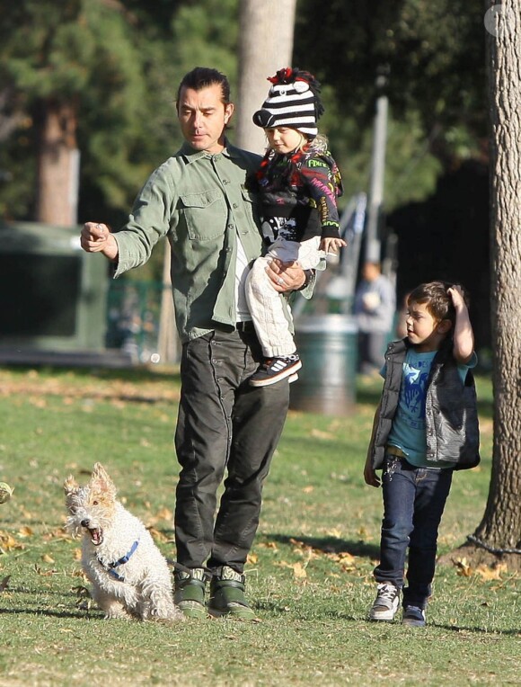 Gwen Stefani et son mari Gavin Rossdale emmènent leurs enfants Kingston et Zuma au parc à Los Angeles le 4 décembre 2011