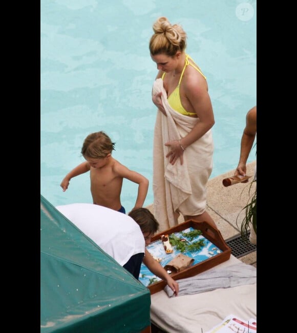 Britney Spears se repose à la piscine privée du Four Seasons de Buenos Aires avec ses deux enfants, Sean Preston et Jayden James, le samedi 19 novembre.