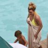 Britney Spears se rend à la piscine privée du Four Seasons de Buenos Aires avec ses deux enfants, Sean Preston et Jayden James, le samedi 19 novembre.