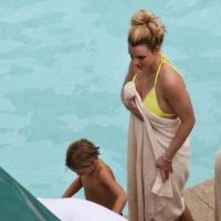 Britney Spears, éreintée, se ressource à la piscine avec ses attachants fistons
