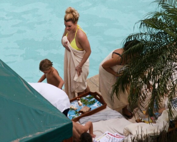 Britney Spears se rend à la piscine privée du Four Seasons de Buenos Aires avec ses deux enfants, Sean Preston et Jayden James, le samedi 19 novembre.