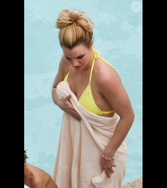 Britney Spears se rend à la piscine privée du Four Seasons de Buenos Aires, le samedi 19 novembre.