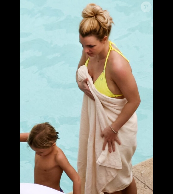 Britney Spears, à la piscine privée du Four Seasons de Buenos Aires avec ses deux enfants, Sean Preston et Jayden James, le samedi 19 novembre.
